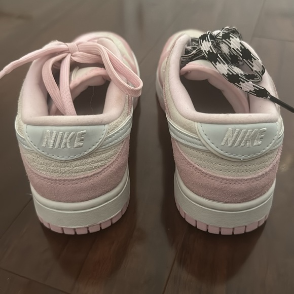 Nike Dunk Low Pink Foam Suede - Picture 4 of 5